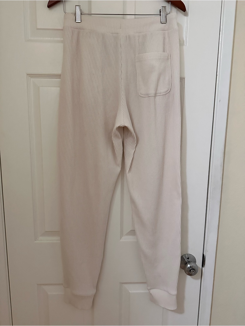 Alo Yoga Sz M Muse Ribbed Sweatpants Ivory Cream $108 MSRP Luxury Loungewear - Picture 4 of 7